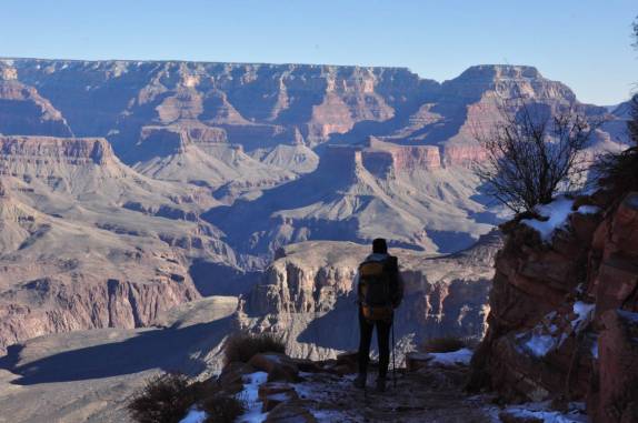 Trilha em meio à grandiosidade do Grand Canyon no Arizona, nos Estados Unidos